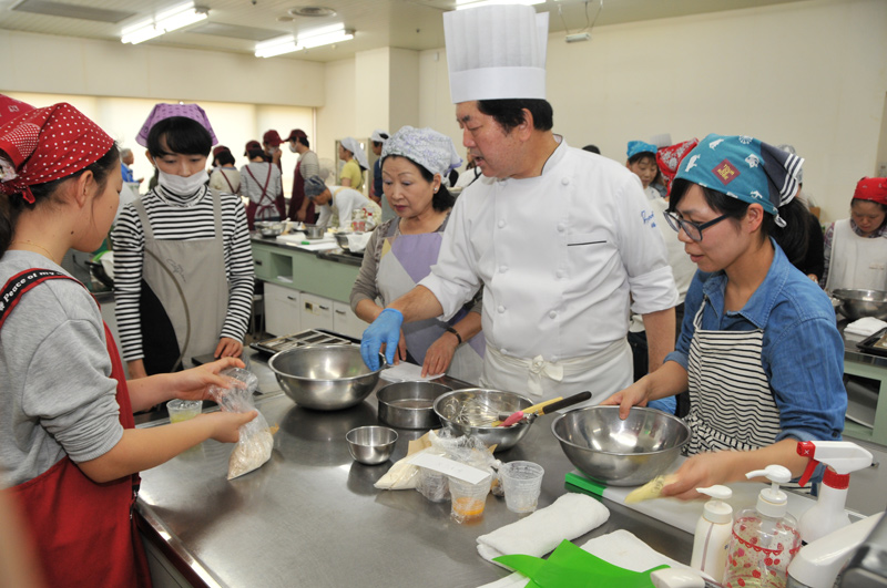「障がい者福祉事業所へのお菓子作り教室」実施 2016.10.15