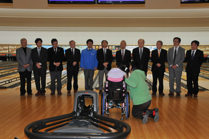 生徒たちが心待ちにしている「友生支援学校招待ボウリング大会」を開催 2016.12.9