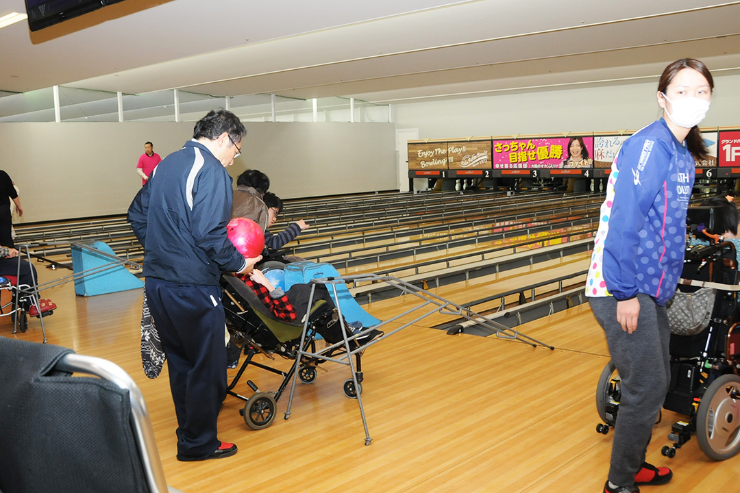 恒例の神戸市立友生支援学校招待ボウリング大会を開催しました