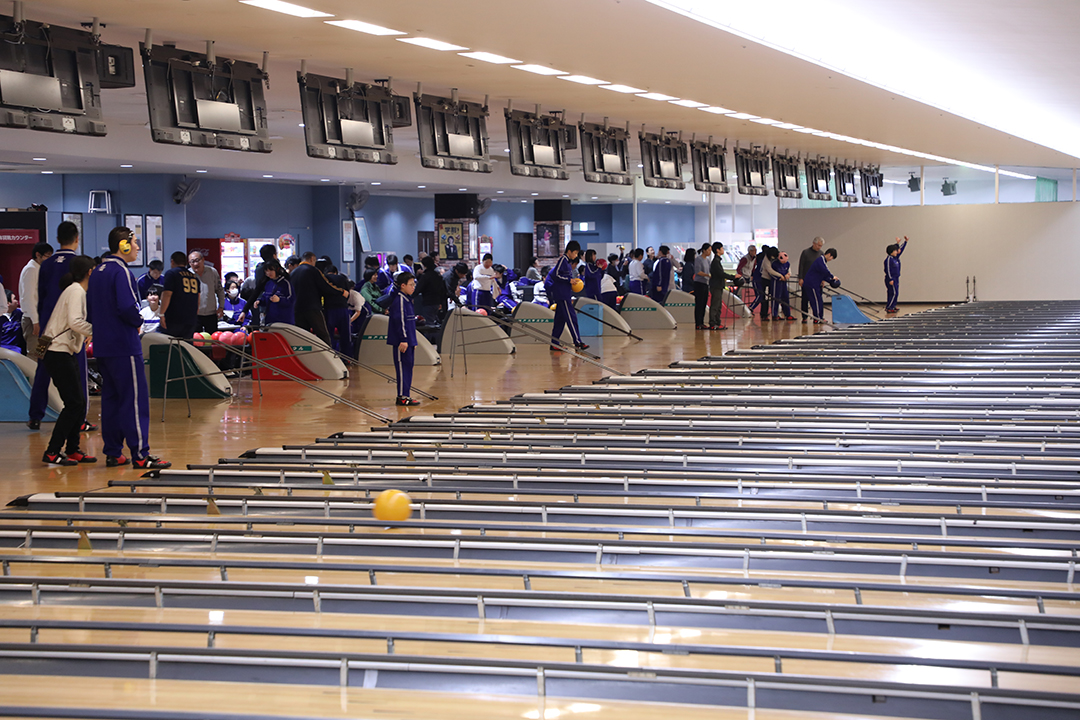 青陽東養護学校招待ボウリング大会を開催しました