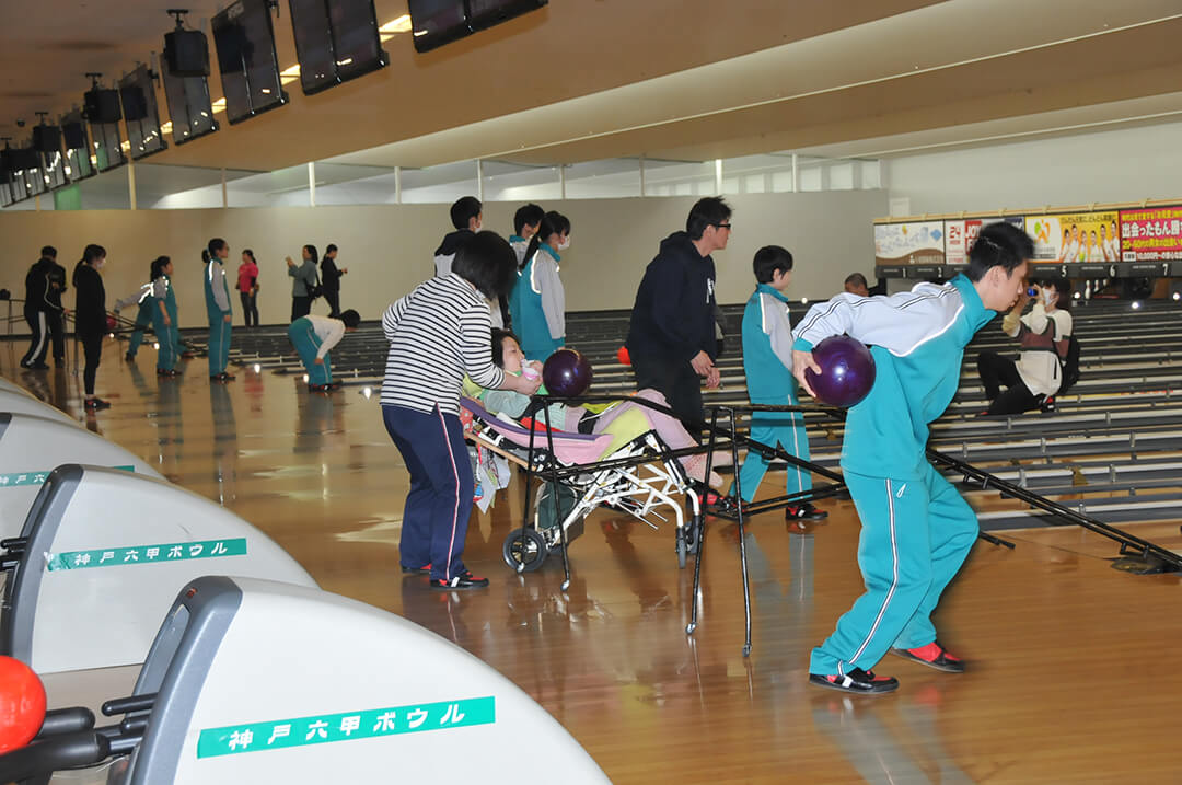 友生支援学校招待ボウリングを開催しました