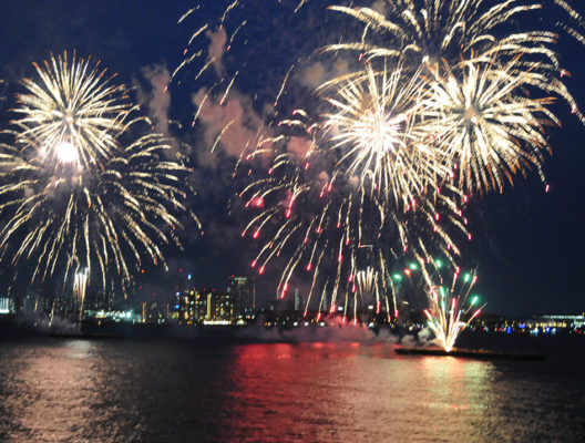 みなとこうべ海上花火大会鑑賞会 を開催しました