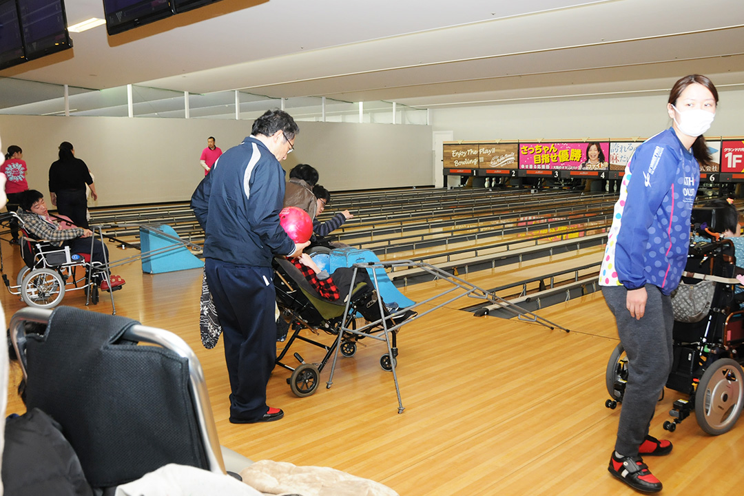 恒例の神戸市立友生支援学校招待ボウリング大会を開催しました