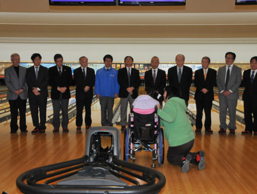 生徒たちが心待ちにしている「友生支援学校招待ボウリング大会」を開催 2016.12.9