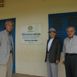 カンボジアの小学校に図書館を寄贈