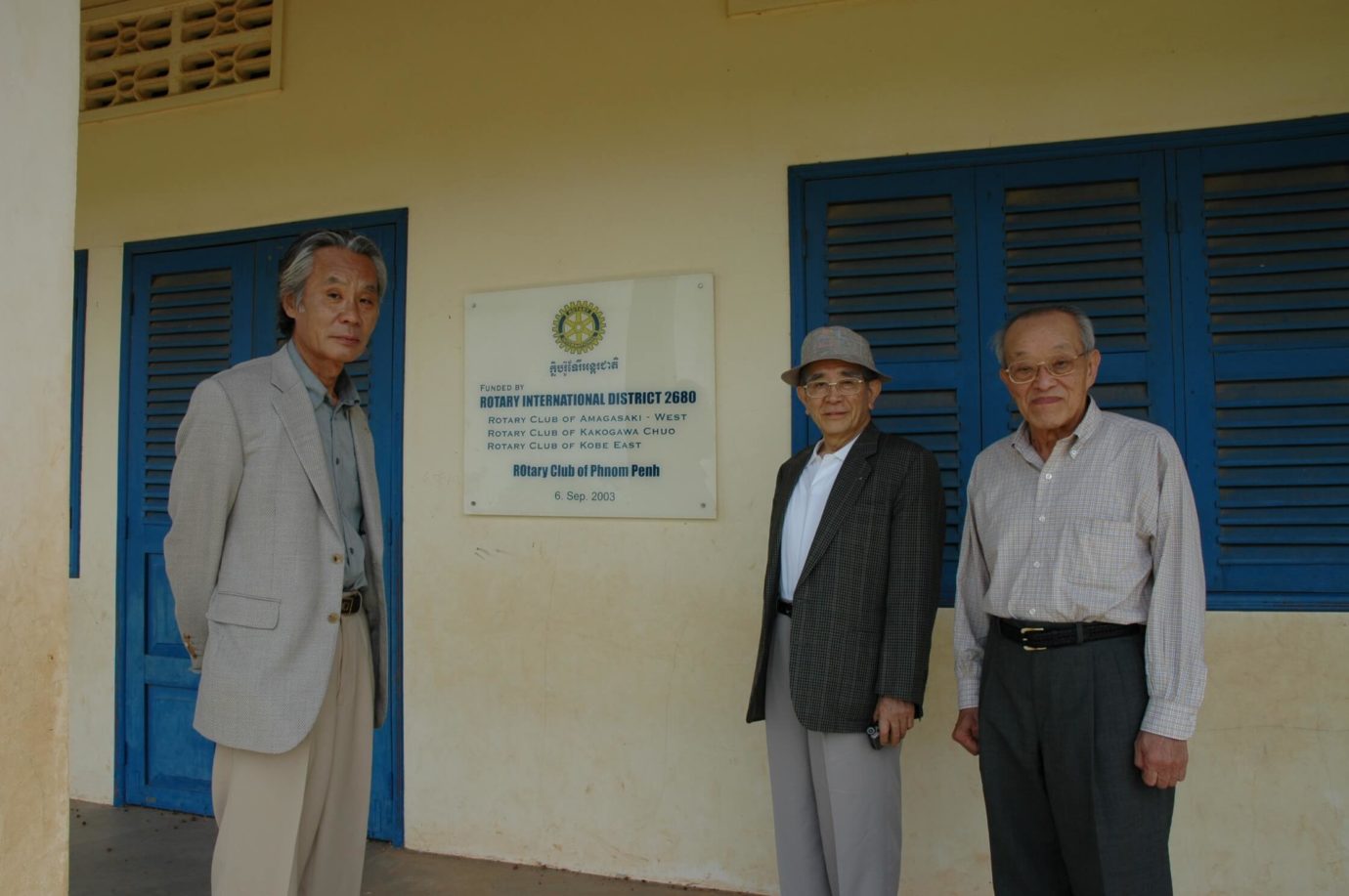 カンボジアの小学校に図書館を寄贈